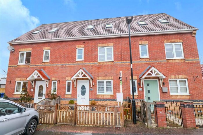 4 Bedroom Town House To Rent In Kestrel Drive, Mexborough, S64