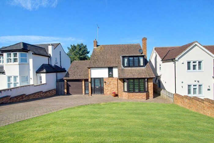 3 Bedroom Detached House For Sale In Warwick Avenue, Cuffley, EN6