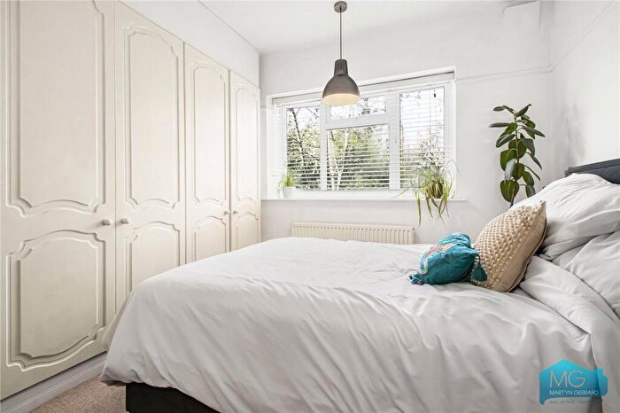 2 Bedroom Apartment For Sale In The Lindens, Friern Park, London, N12