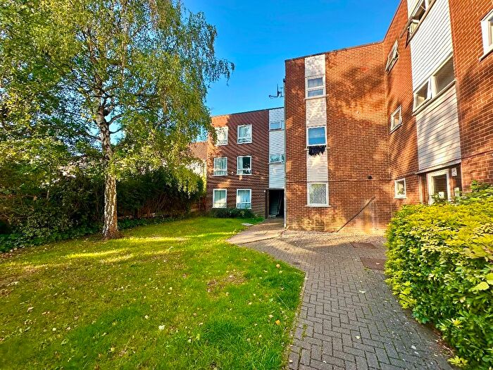 2 Bedroom Flat For Sale In Sunnydene Close, Harold Wood, Romford, RM3