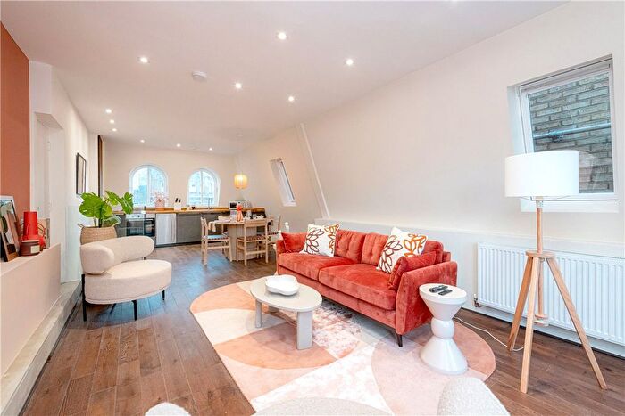 2 Bedroom Flat To Rent In Curzon Street, Mayfair, London, W1J
