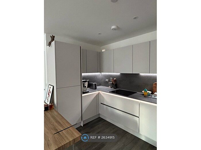 2 Bedroom Flat To Rent In Southsea Heights, London, W3