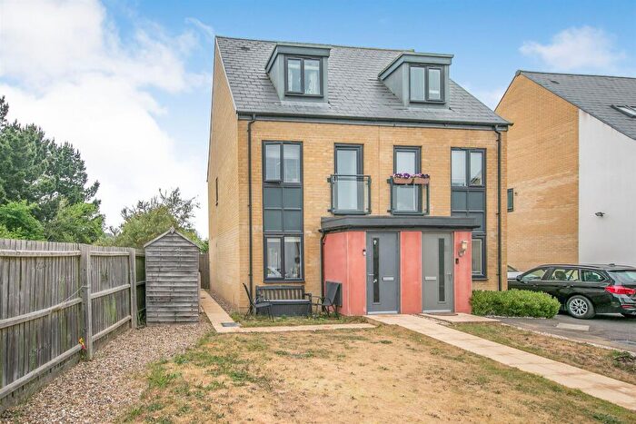 3 Bedroom Semi-Detached House For Sale In Elvedon Close, Ipswich, IP3