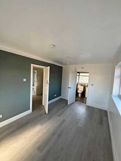 6 Bedroom Semi-Detached House To Rent In Kent Avenue, Manchester, M43