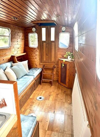 2 Bedroom Houseboat To Rent In East London, East London, London, NW10