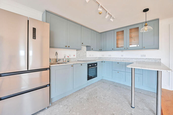 3 Bedroom Flat To Rent In Tavistock Tower, Russel Place, Rotherhithe, London, SE16