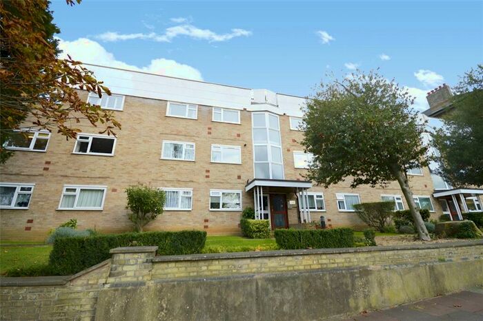 2 Bedroom Flat To Rent In Avenue Elmers, Surbiton, Surrey, KT6