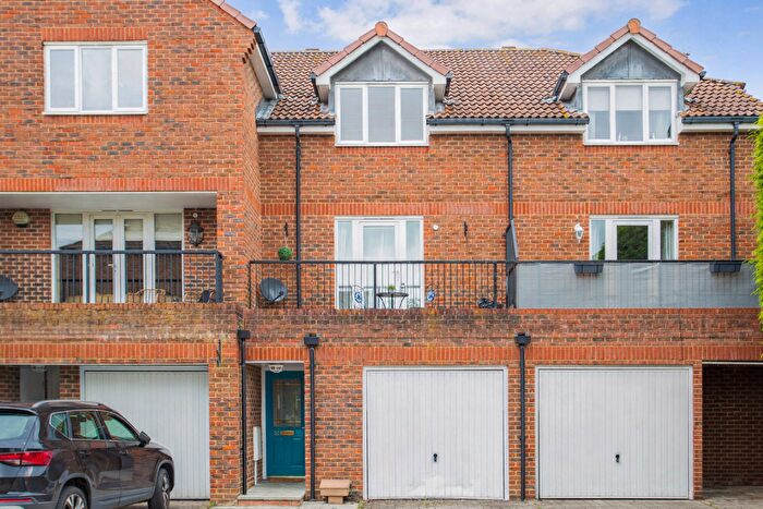 3 Bedroom Detached House For Sale In Dew Pond Close, Horsham, RH13