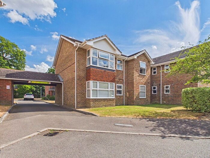 2 Bedroom Flat For Sale In Bowes Close, Horsham, RH13