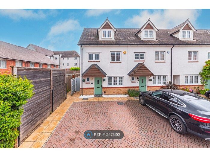 4 Bedroom Semi-Detached House To Rent In Catherine Howard Close, Aylesford, ME20