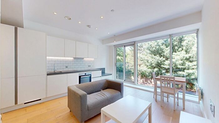 2 Bedroom Flat To Rent In Great West Road, Brentford, TW8