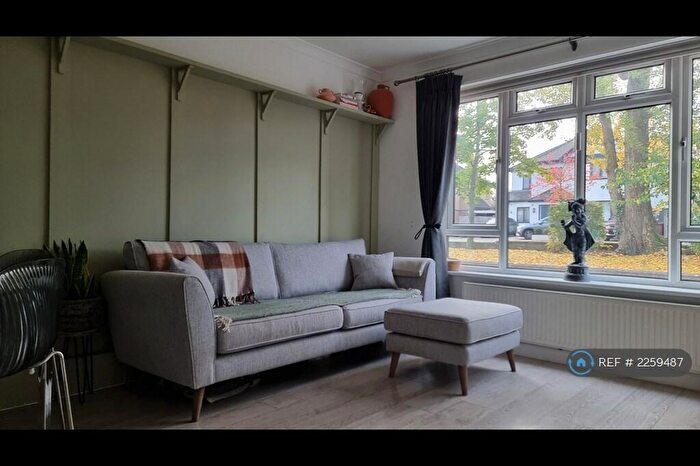 2 Bedroom Flat To Rent In The Ridgeway, Stanmore, HA7