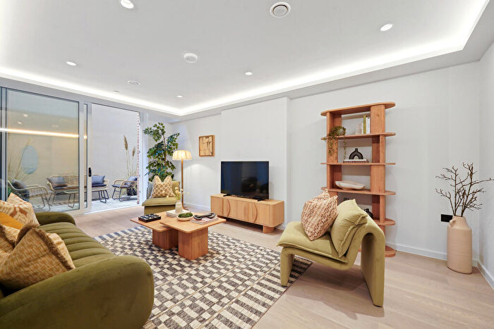 2 Bedroom Mews For Sale In Lamb Lane, London Fields, E8