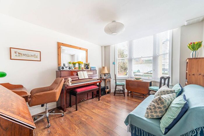 1 Bedroom Flat For Sale In Windsor Road, Willesden Green, London, NW2