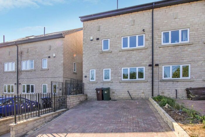 4 Bedroom Semi-Detached House To Rent In Parkland Drive, Idle, Bradford, BD10