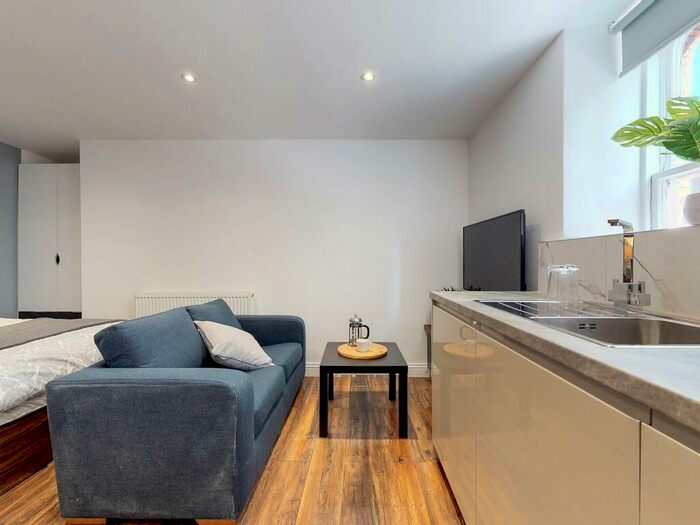 Apartment To Rent In Apt, Clarendon Road #, LS2