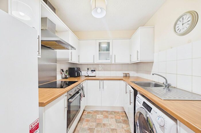 2 Bedroom Flat To Rent In Stonefield Park, Maidenhead, Berkshire, SL6