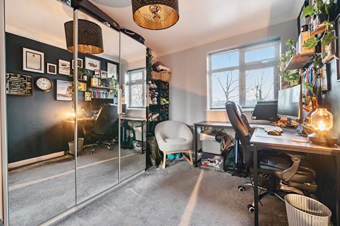 2 Bedroom Flat For Sale In High Wycombe, Train Station, Buckinghamshire, HP13