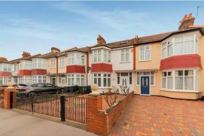 4 Bedroom Semi-Detached House To Rent In Winterbourne Road, Thornton Heath, CR7