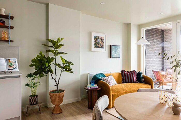 2 Bedroom Flat To Rent In Hayes, UB6