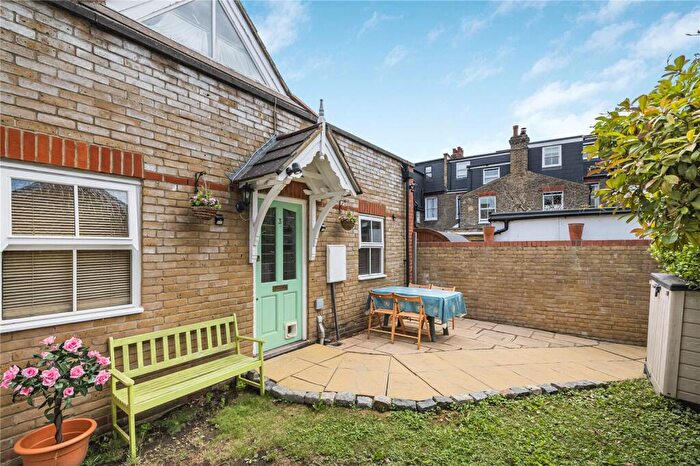 3 Bedroom Detached House For Sale In Hydethorpe Road, London, SW12