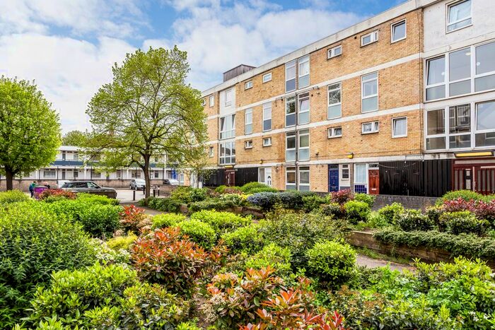 3 Bedroom Maisonette To Rent In Tomlinson Close, London, E2