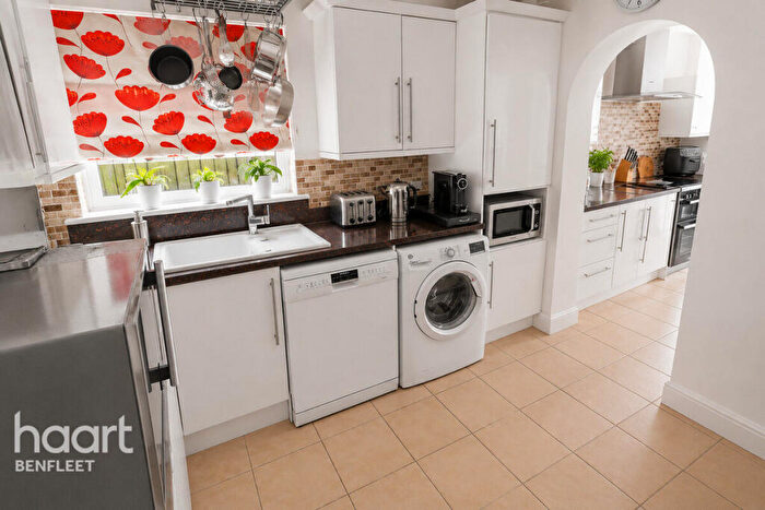 4 Bedroom Detached Bungalow For Sale In Hawthorn Road, Canvey Island, SS8