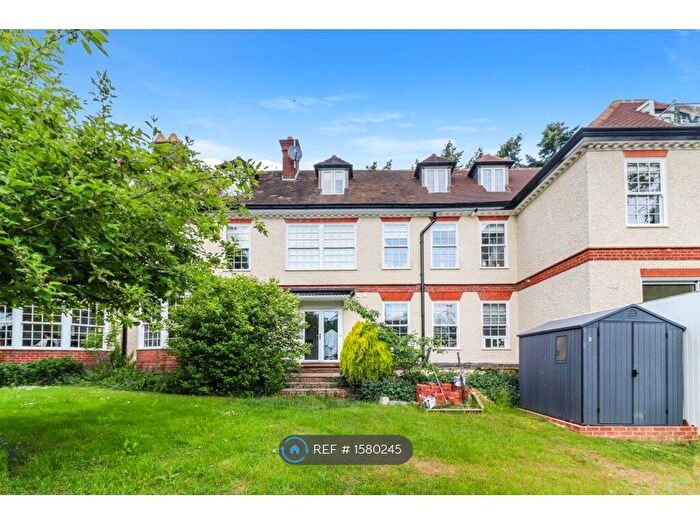 2 Bedroom Flat To Rent In Friarswood, Kings Langley, WD4