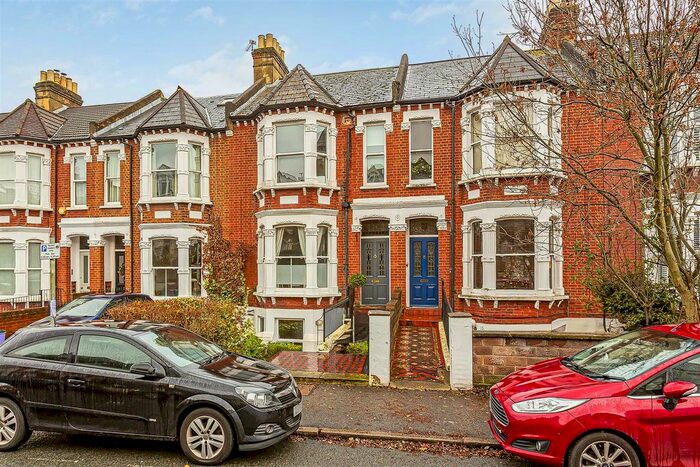 2 Bedroom Flat To Rent In Woodside, London, SW19