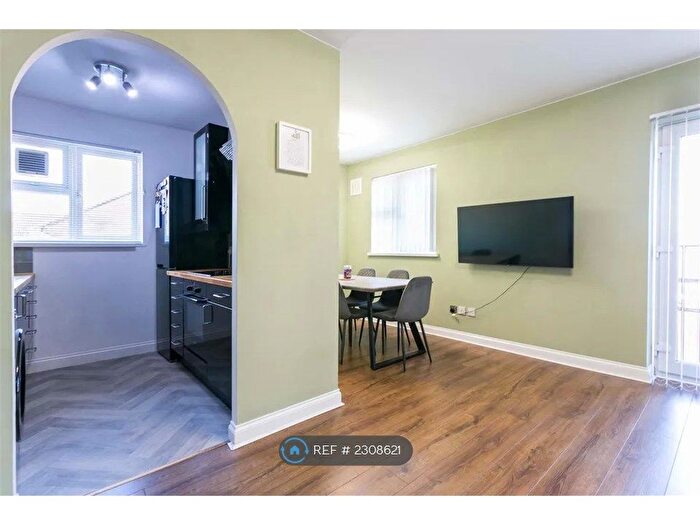 2 Bedroom Flat To Rent In Boveney Close, Slough, SL1