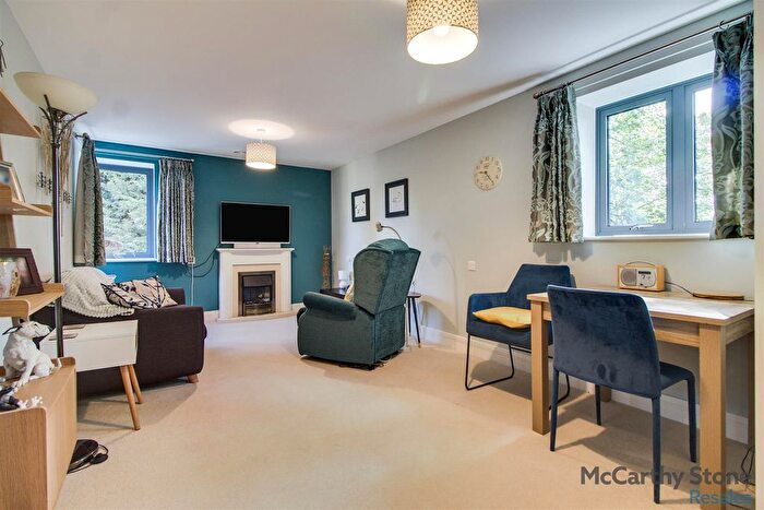 1 Bedroom Flat For Sale In Mandeville Court, Darkes Lane, Potters Bar, EN6