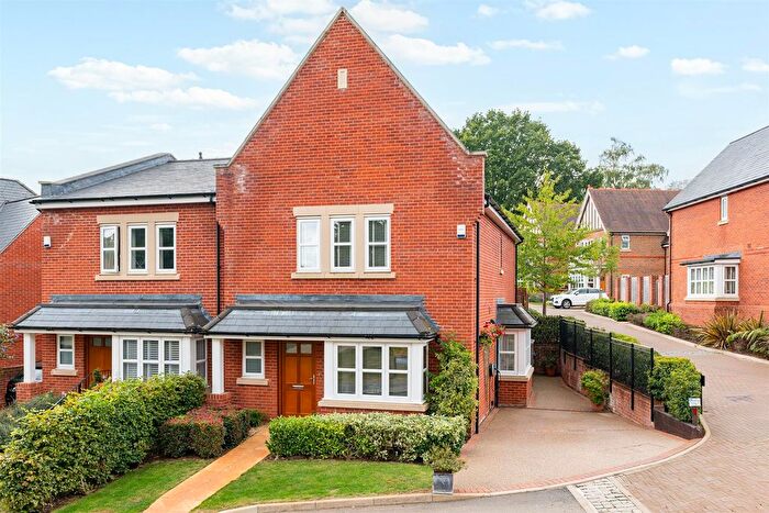 3 Bedroom Semi-detached House For Sale In Butterwick Way, Welwyn, AL6