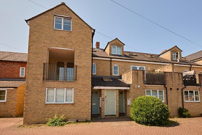 2 Bedroom Apartment To Rent In The Crofts, Witney, OX28