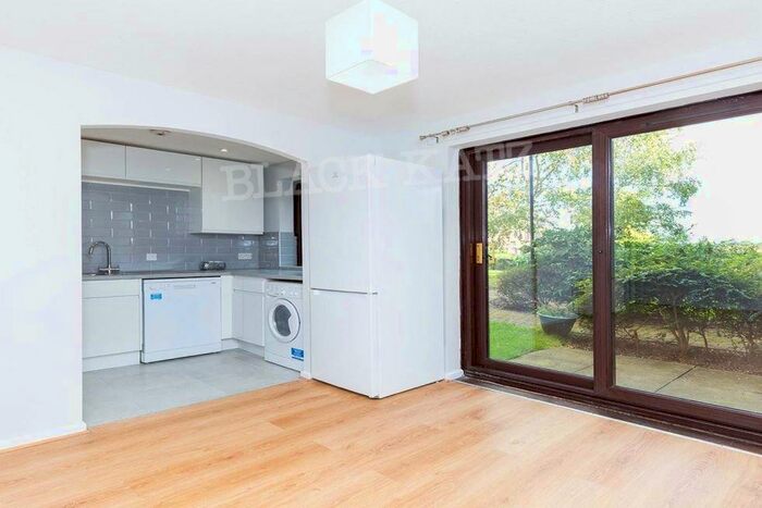 2 Bedroom Flat To Rent In Riverside Close, E5