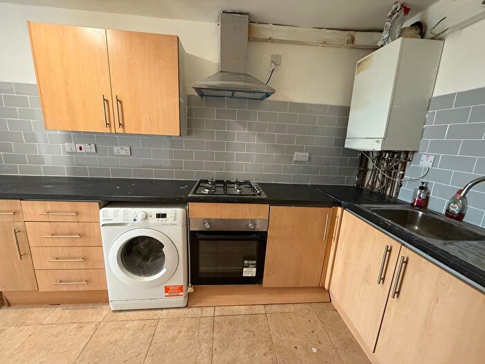 2 Bedroom Flat To Rent In King Street, Southall, UB2