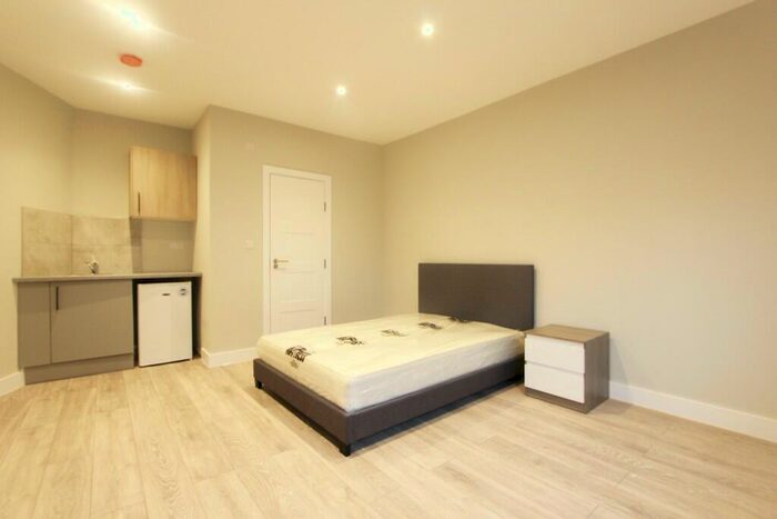 Studio To Rent In Dingwall Gardens, London, NW11