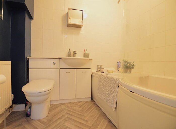 2 Bedroom Flat For Sale In Langtons Meadow, Farnham Common, Slough, SL2