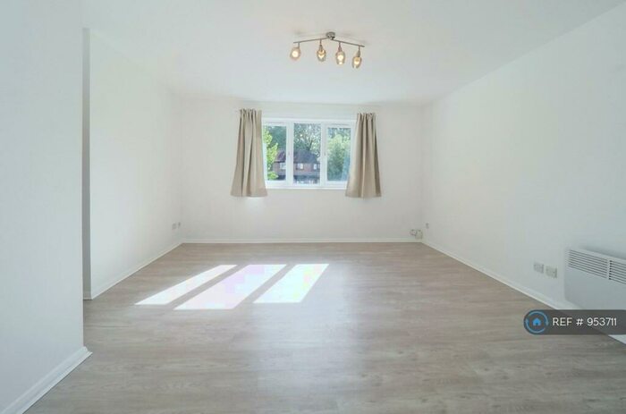 2 Bedroom Flat To Rent In Garnet House, Worcester Park, KT4