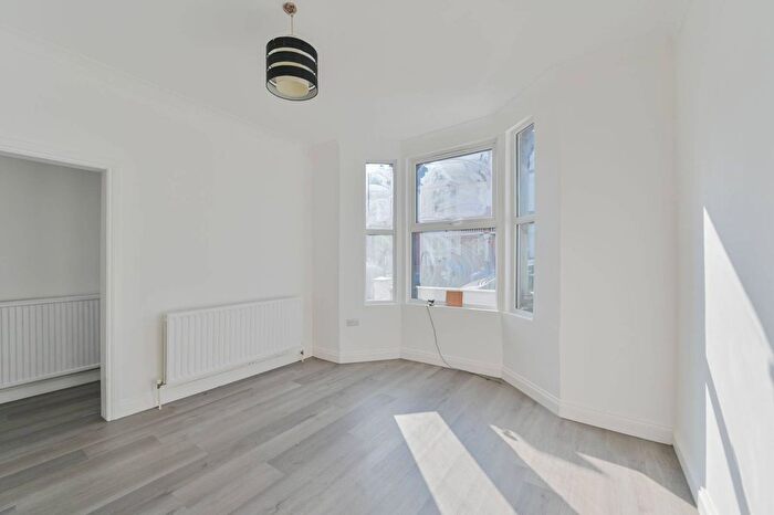 4 Bedroom Property To Rent In Valnay Street, Tooting, London, SW17
