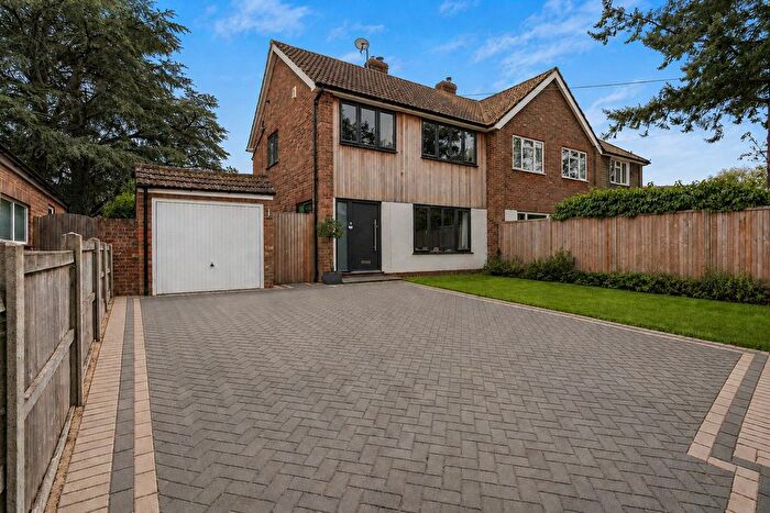 3 Bedroom Semi Detached House For Sale In Wrecclesham Hill, Wrecclesham, Farnham, Surrey, GU10