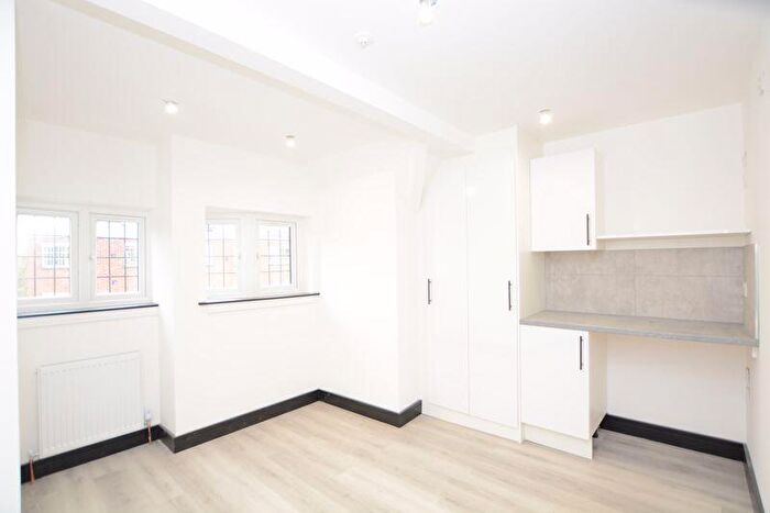 Flat To Rent In Burkes Parade, Beaconsfield, HP9