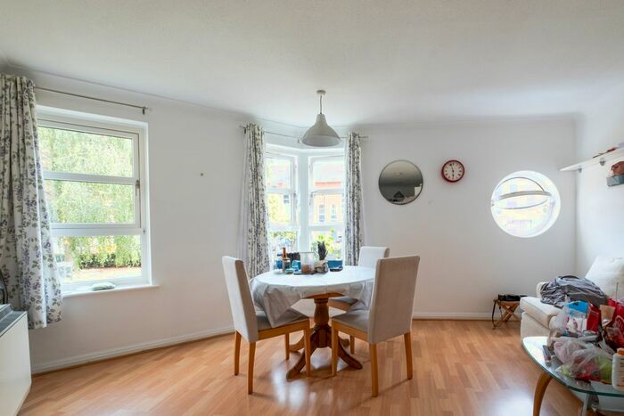 2 Bedroom Flat To Rent In Wolfe Crescent, London, SE16