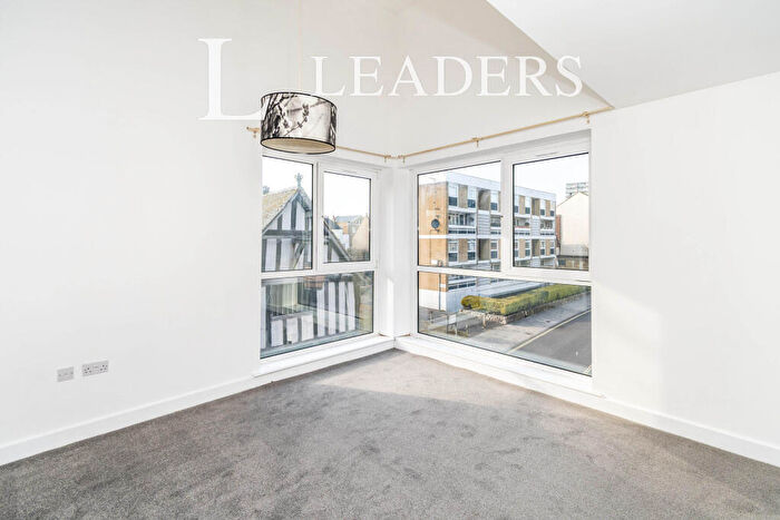 2 Bedroom Flat To Rent In French Court, Castle Way, Southampton, SO14