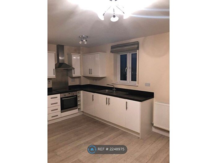 3 Bedroom Flat To Rent In Lansdowne House, Reading, RG30