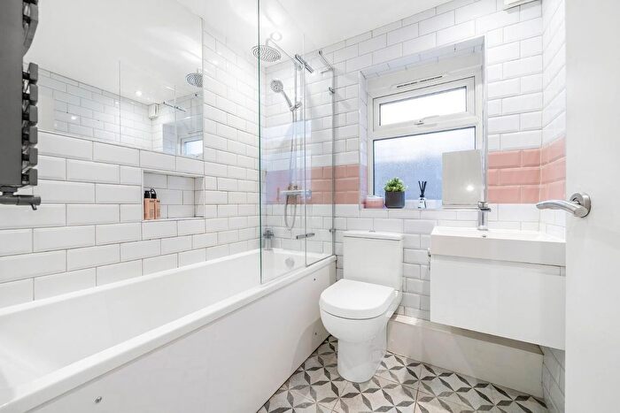 2 Bedroom Flat For Sale In Medora Road, London, SW2