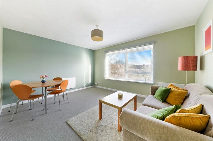 1 Bedroom Flat To Rent In Grand Drive, London, SW20