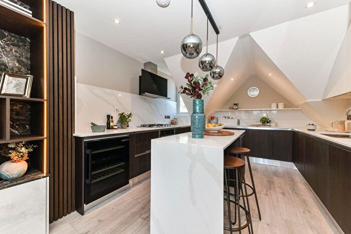 3 Bedroom Flat To Rent In The Ridgeway, London, NW11