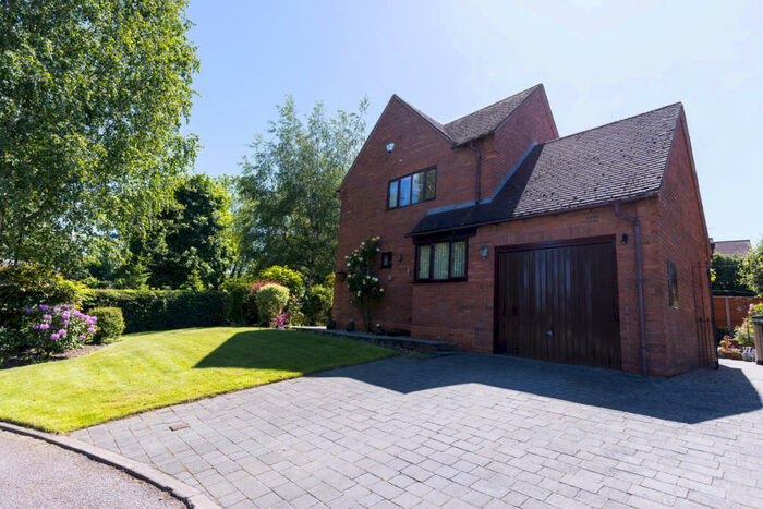 3 Bedroom Detached House For Sale In Darfield Court, Bubbenhall, CV8