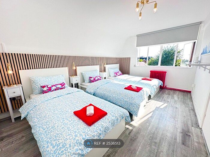 Studio To Rent In Shepherds Bush, London, W12