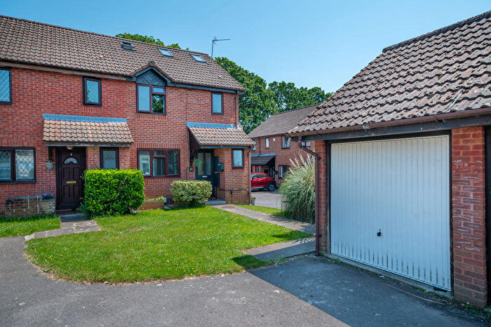 4 Bedroom Semi-Detached House For Sale In Damask Gardens, Waterlooville, PO7
